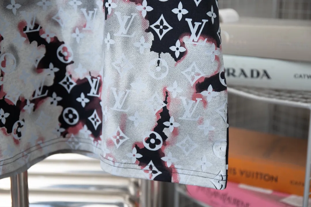 🅿️190 High-quality Lv 2025 early spring new model, MONOGRAM full-width presbyopia printed short-sleeved T-shirt, using digital printing technology to render pixel light and shadow for the Monogram pattern, and its silk-screen texture and knitting effect complement each other. Synchronized with the official website, pure cotton fabrics at the counter! Comfortable against the skin, durable and easy to wear, meticulous original craftsmanship, custom-made 260g vat-dyed fabric, very comfortable to the touch, latest brick cabinet synchronization, OS off-shoulder version, fashionable and individual, super versatile and good-looking, very suitable for both men and women, must-have style, hang tag, collar label, washed wheat, complete with three labels S M L XL